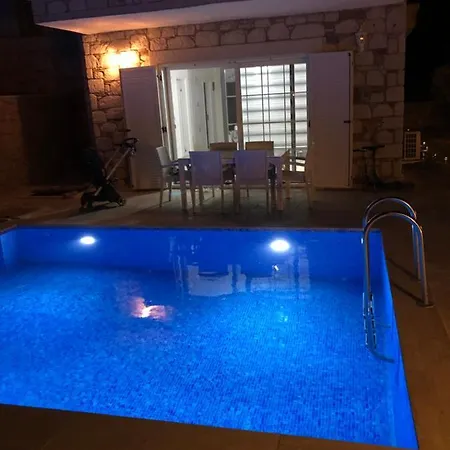 Alacati Yalida Oezel Havuzlu Villa * Çeşme