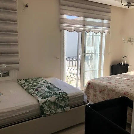 Alacati Yalida Oezel Havuzlu Villa Vilă